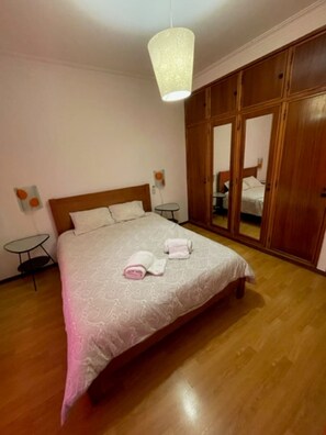 6 bedrooms, iron/ironing board, travel crib, free WiFi - House of turtledoves in a quiet location (Tomar)