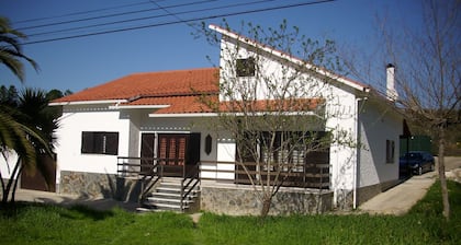Maison des tourterelles dans un endroit calme