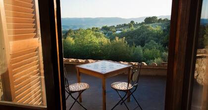 Idylliset Toscanan ja Umbrian huoneistot huvilassa, jossa uima-allas