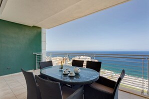 Outdoor dining - SEAVIEW 3BR APART inc POOL, FORT CAMBRIDGE SLIEMA (Sliema)