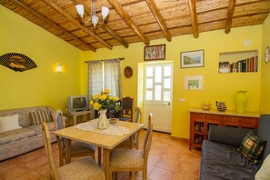Dining - Flynn Villa, BBQ, Garden (Silves)