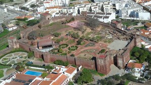 An aerial view of a historic fort with a moat, surrounded by modern buildings. - Flynn Villa, BBQ, Garden (Silves)