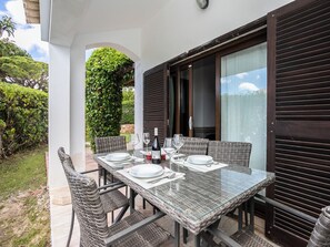 Outdoor dining - Feta Villa, Pool, BBQ (Olhos de Água)