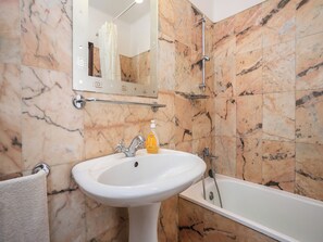 Combined shower/tub, hair dryer, bidet, towels - Feta Villa, Pool, BBQ (Olhos de Água)