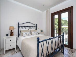 2 bedrooms, iron/ironing board, bed sheets, wheelchair access - Feta Villa, Pool, BBQ (Olhos de Água)