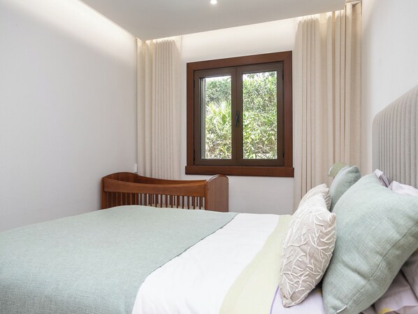 2 bedrooms, iron/ironing board, bed sheets, wheelchair access