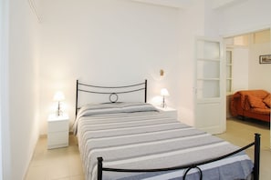 1 slaapkamer, een strijkplank/strijkijzer, beddengoed