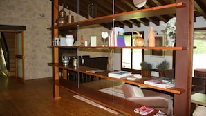 Une bibliothèque en bois agrémentée de divers objets décoratifs et de livres.