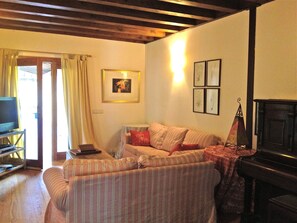 Una Smart TV, una chimenea, un reproductor de DVD, libros