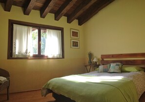 6 dormitorios, tabla de planchar con plancha, cuna de viaje