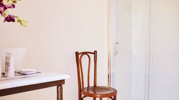 Kamar Double, balkon, pemandangan kota | Kamar mandi | Shower, pengering rambut, kloset, dan handuk