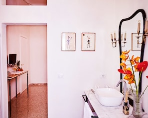 Habitación doble, terraza, vistas a la colina | Baño | Ducha, secador de pelo, bidé y toallas