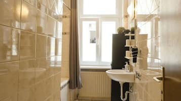 Haartrockner, Handtücher, Seife, Toilettenpapier