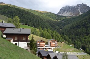 Exterior - Outside : chalet for 8 persons, large terrace and balcony with garden furniture -Inside : 160 sqm, s (St-Luc)