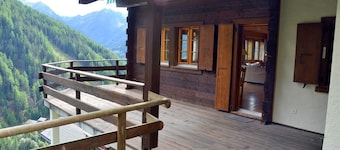 Utanför: chalet för 8 personer, stor terrass och balkong med trädgårdsmöbler -Interior: 1