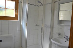 Bathroom - Outside : chalet for 8 persons, large terrace and balcony with garden furniture -Inside : 160 sqm, s (St-Luc)