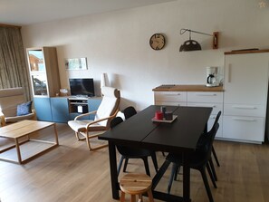 Interior - Outside : flat for 5-6 people on the ground floor, balcony -Inside : 60 sqm, large living with a sep (St-Luc)