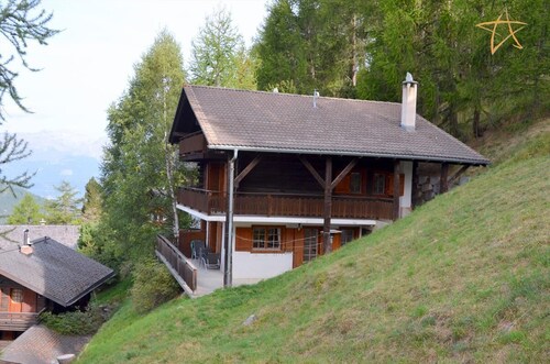 Extérieur : 3-pièces sous les combles d'un chalet, pour 4 personnes, balcon sud-ouest -Intérieur : 6