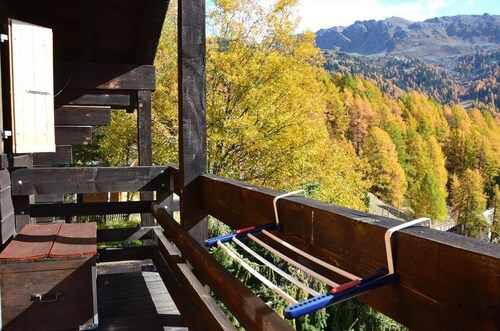 Extérieur : chalet à Chandolin, pour 4-6 personnes, balcon, terrasse, pelouse avec mobilier de jardi