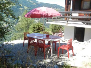 Outdoor dining - Outdoor parking space - close to the cottage (at the start of the stairs) (St-Luc)
