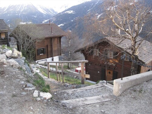 Ulkopuolella: chalet 5 hengelle, parveke, terassi puutarhakalusteilla ja grilli -Sisustus: 