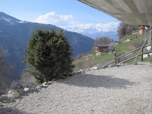 Property grounds - Outdoor parking space - close to the cottage (at the start of the stairs) (St-Luc)