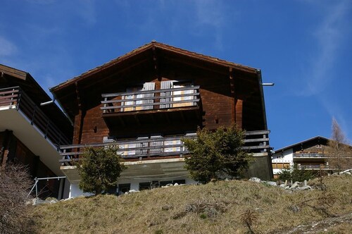 Outside : chalet for 5 persons, balcony, terrace with garden furniture and barbecue -Inside : 85 sqm