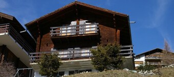 Buiten: chalet voor 5 personen, balkon, terras met tuinmeubelen en grill -Interieur: 