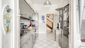 Køleskab, mikrobølgeovn, ovn, kogeplade