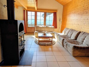 Una sala de estar acogedora con chimenea, un sofá y una mesa de centro.