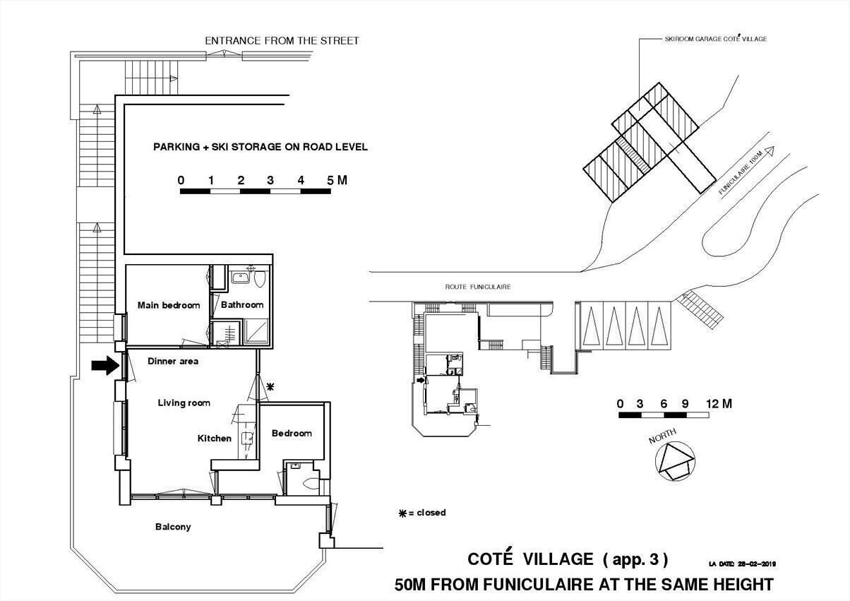 Un plan d’étage d’un bâtiment indiquant les différentes pièces, notamment une chambre principale, une salle de bain, un coin repas, un salon, une cuisine et un balcon.