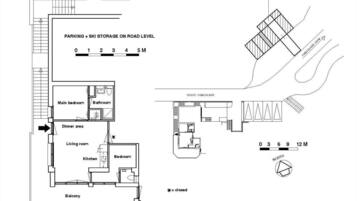 Un plan d’étage d’un bâtiment indiquant les différentes pièces, notamment une chambre principale, une salle de bain, un coin repas, un salon, une cuisine et un balcon.