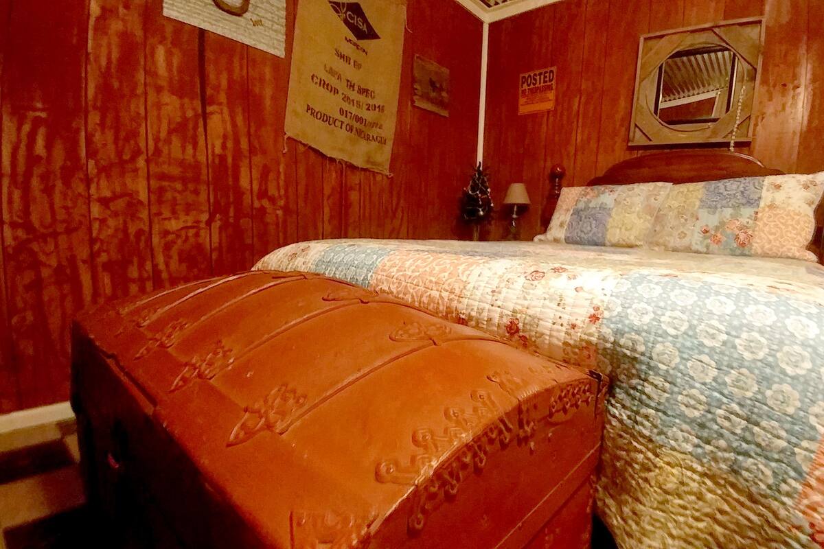 Suite 6 | Iron/ironing board, WiFi (free), individually decorated