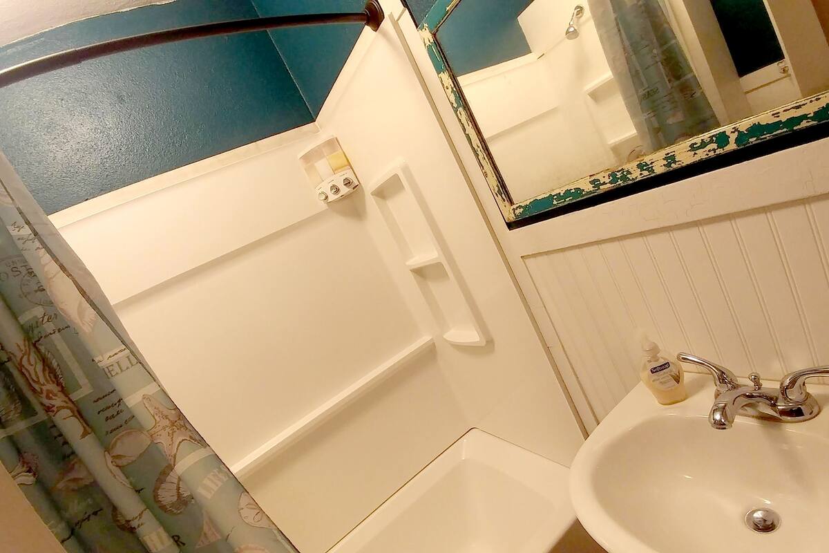 suite 2 | bathroom | free toiletries, hair dryer, towels