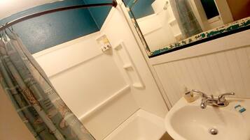 Suite 2 | Bathroom | Free toiletries, hair dryer, towels