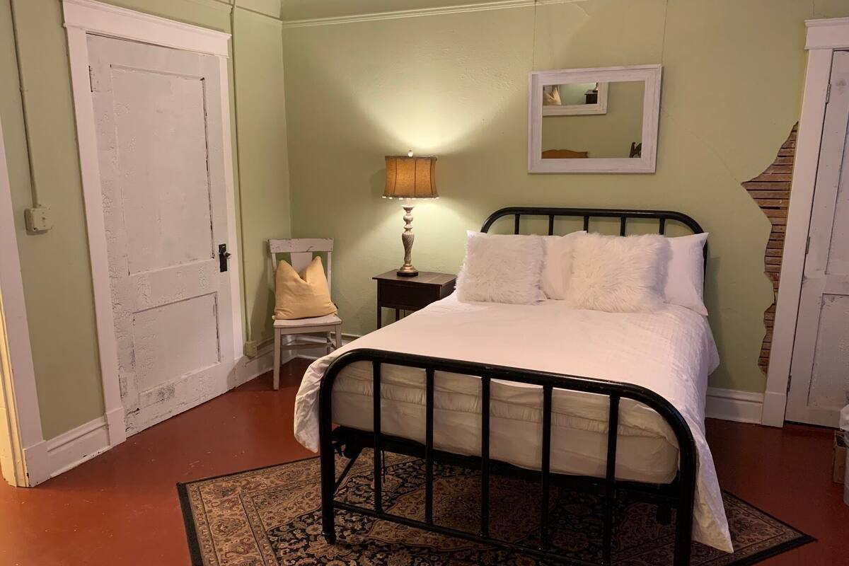 Suite 5 | Iron/ironing board, WiFi (free), individually decorated