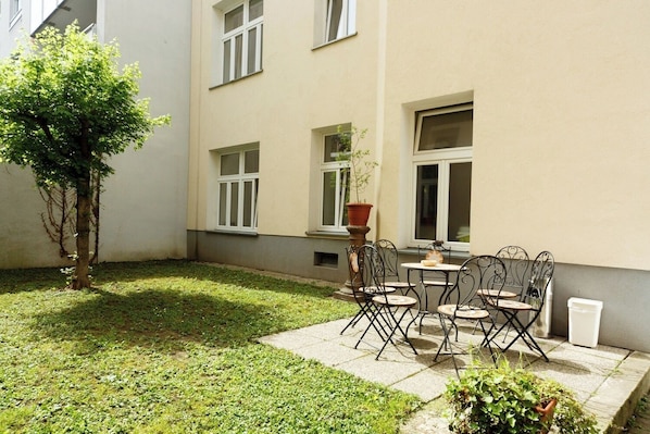 Outdoor dining - Apartment No. 03 in Vienna near Schönbrunn/Westbahnhof | Keyless Check-In (Rudolfsheim-Fünfhaus)
