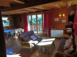 Fernseher, Kamin, DVD-Player