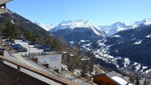 A mountain view with a parking area and a building labeled "St. Luc Handolin".