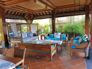 Terrace/patio - Large pool villa, centrally located, close to Nusa Dua and Jimbaran beaches (Kuta Selatan)