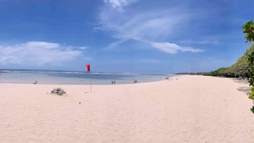 Beach nearby, sun loungers, beach towels