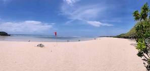 Plage à proximité, chaises longues, serviettes de plage