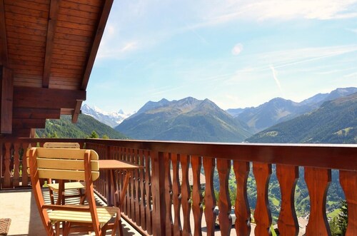 Extérieur : appartement sous combles au 2ème étage d'un immeuble, pour 4 personnes, balcon avec mobi