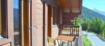 Buitenkant: zolder appartement op de 2e verdieping van een gebouw, voor 4 personen, balkon met mobi