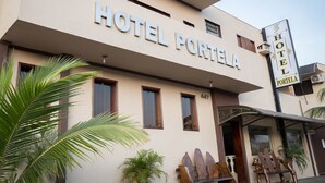 Un immeuble sur lequel on peut lire l’inscription « HÔTEL PORTELA ».