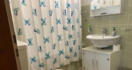 Draußen: 3-Zimmer-Wohnung für 5 Personen im Erdgeschoss, Balkon -Innenraum: 90 m², geschlossene Eing