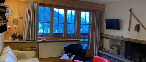 Een televisie, een open haard en een dvd-speler