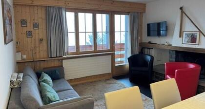 Extérieur : 3-pièces pour 5 personnes au rez inférieur, balcon -Intérieur : 90 m2, hall d'entrée fer