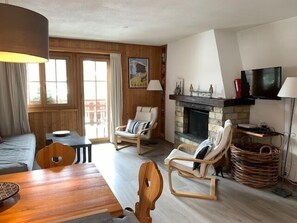 TV, fireplace, DVD player - Outside : 3-room flat for 5 persons, balcony -Inside : 80 sqm, living with a fire place, dining area (St-Luc)