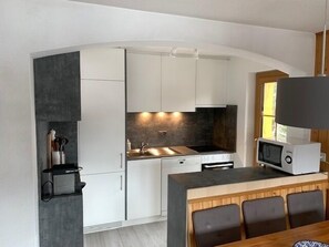 Four à micro-ondes, un four, surface de cuisson, lave-vaisselle